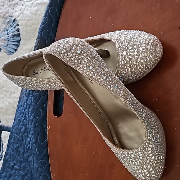 Size 8.5 Silver slipper champaign color beaded heels - Picture 3 of 4
